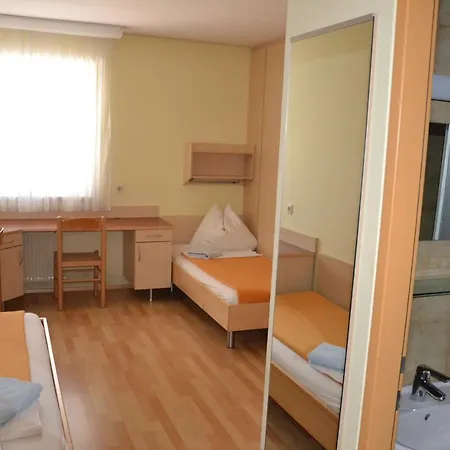 Mladinski Dom - *